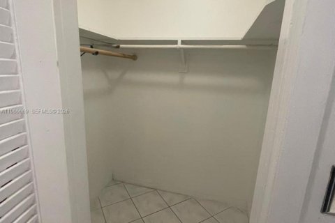 Купить виллу или дом в Холливуд, Флорида 1 спальня, 52.21м2, № 2048367 - фото 17