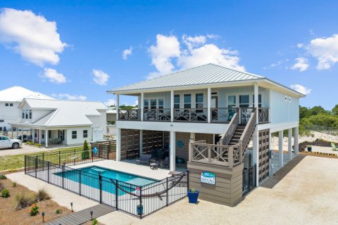 House in Saint George Island, Florida 4 bedrooms, 163.51 sq.m. № 562411 - photo 1
