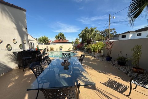 Casa en venta en Miami, Florida, 4 dormitorios, 146.32 m2 № 2002096 - foto 25