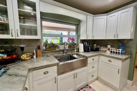 Casa en venta en Miami, Florida, 4 dormitorios, 146.32 m2 № 2002096 - foto 16