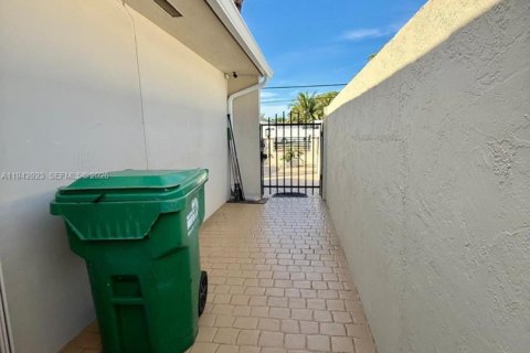 Casa en venta en Miami, Florida, 4 dormitorios, 146.32 m2 № 2002096 - foto 27