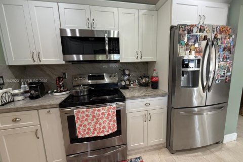 Casa en venta en Miami, Florida, 4 dormitorios, 146.32 m2 № 2002096 - foto 13