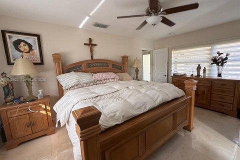 Casa en venta en Miami, Florida, 4 dormitorios, 146.32 m2 № 2002096 - foto 17