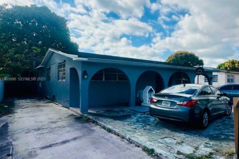 Casa en venta en Hialeah, Florida, 4 dormitorios, 182.37 m2 № 1993185 - foto 5