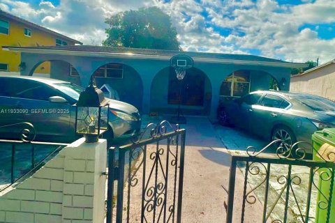 Casa en venta en Hialeah, Florida, 4 dormitorios, 182.37 m2 № 1993185 - foto 2