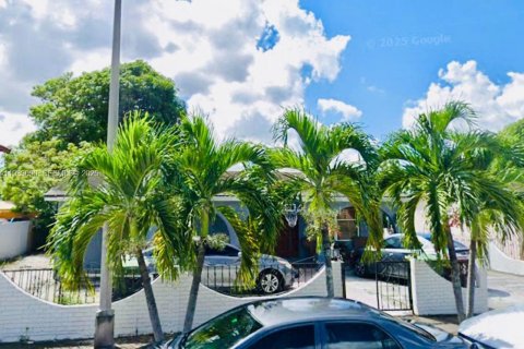 Casa en venta en Hialeah, Florida, 4 dormitorios, 182.37 m2 № 1993185 - foto 3