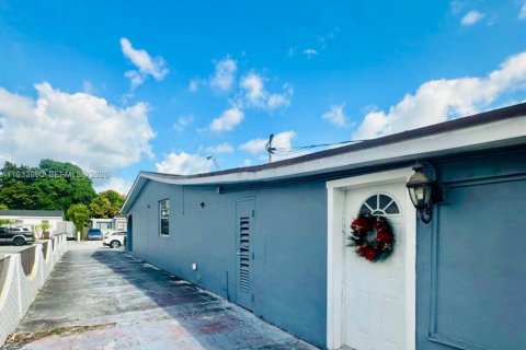 Casa en venta en Hialeah, Florida, 4 dormitorios, 182.37 m2 № 1993185 - foto 4