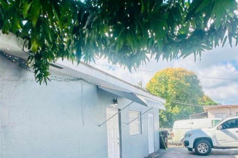 Casa en venta en Hialeah, Florida, 4 dormitorios, 182.37 m2 № 1993185 - foto 6