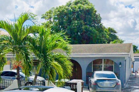 Casa en venta en Hialeah, Florida, 4 dormitorios, 182.37 m2 № 1993185 - foto 1