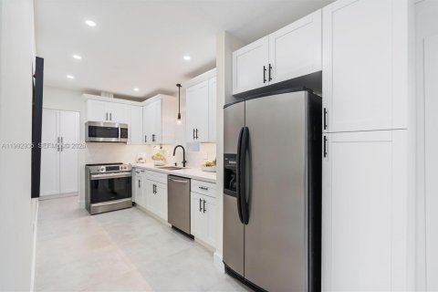 Villa ou maison à louer à Fort Lauderdale, Floride: 3 chambres, 162.3 m2 № 2056765 - photo 4