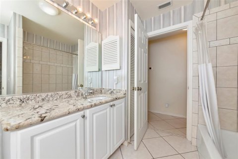 Condo in Sarasota, Florida, 2 bedrooms  № 1887098 - photo 28