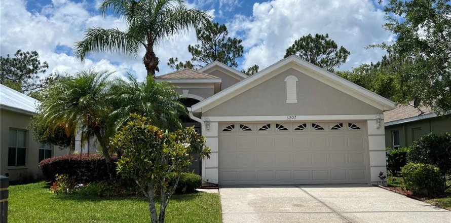 House in Land O' Lakes, Florida 2 bedrooms, 144.46 sq.m. № 1735487