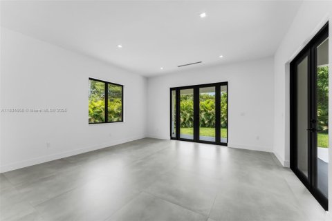 House in Cutler Bay, Florida 5 bedrooms, 300.26 sq.m. № 1816431 - photo 11
