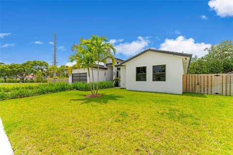 House in Cutler Bay, Florida 5 bedrooms, 300.26 sq.m. № 1816431 - photo 2