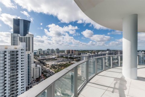 Condo in Sunny Isles Beach, Florida, 2 bedrooms  № 2053853 - photo 23