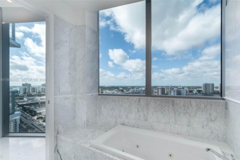 Condo in Sunny Isles Beach, Florida, 2 bedrooms  № 2053853 - photo 17