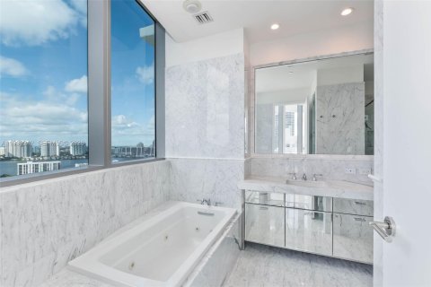 Condo in Sunny Isles Beach, Florida, 2 bedrooms  № 2053853 - photo 15
