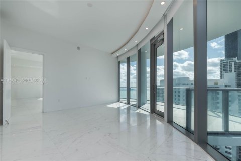 Condo in Sunny Isles Beach, Florida, 2 bedrooms  № 2053853 - photo 13