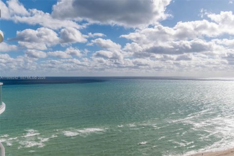 Condo in Sunny Isles Beach, Florida, 2 bedrooms  № 2053853 - photo 2