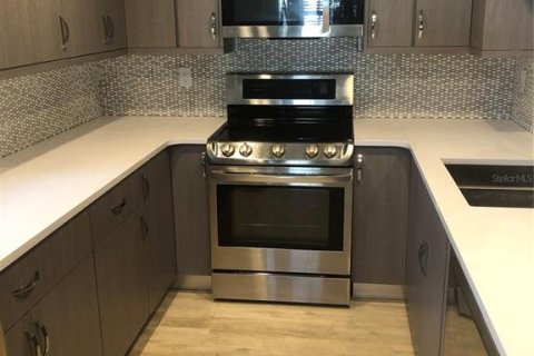 House in Saint Petersburg, Florida 2 bedrooms, 102.19 sq.m. № 1724408 - photo 6
