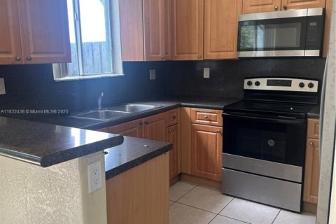 Townhouse in Homestead, Florida 4 bedrooms, 132.2 sq.m. № 1821766 - photo 12