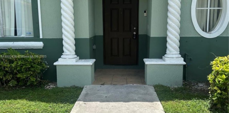 Townhouse in Homestead, Florida 4 bedrooms, 132.2 sq.m. № 1821766