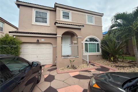 Купить виллу или дом в Пемброк-Пайнс, Флорида 3 спальни, 158.77м2, № 1991850 - фото 1