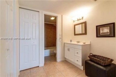 Condo in Sunny Isles Beach, Florida, 2 bedrooms № 2185895 - photo 23