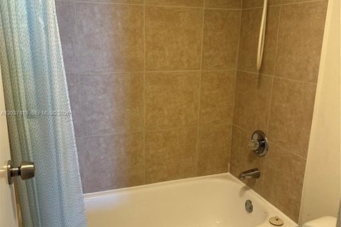 Condo in Sunny Isles Beach, Florida, 2 bedrooms № 2185895 - photo 24