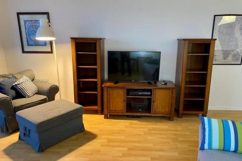 Condo in Sunny Isles Beach, Florida, 2 bedrooms № 2185895 - photo 12