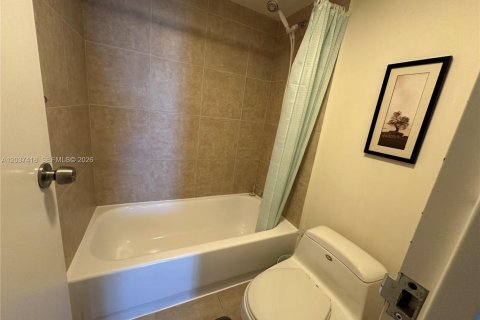 Condo in Sunny Isles Beach, Florida, 2 bedrooms № 2185895 - photo 22