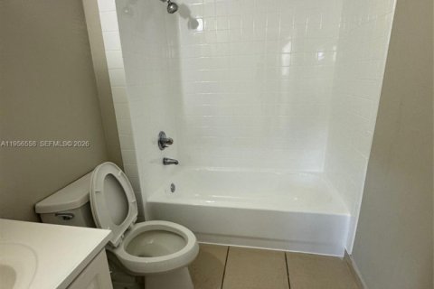 Apartamento en alquiler en Tamarac, Florida, 2 dormitorios, 88.16 m2 № 2010437 - foto 18