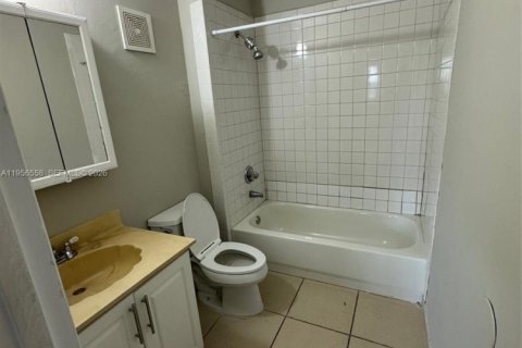 Apartamento en alquiler en Tamarac, Florida, 2 dormitorios, 88.16 m2 № 2010437 - foto 11