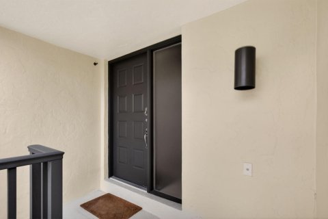 Condo in Palm City, Florida, 2 bedrooms № 2184933 - photo 6