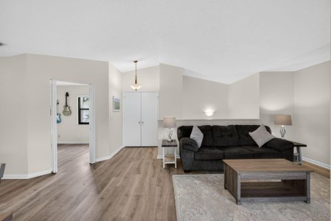 Condo in Palm City, Florida, 2 bedrooms № 2184933 - photo 11