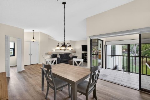 Condo in Palm City, Florida, 2 bedrooms № 2184933 - photo 19