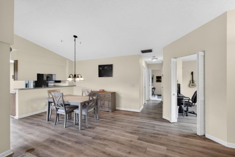 Condo in Palm City, Florida, 2 bedrooms № 2184933 - photo 20