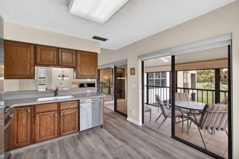Condo in Palm City, Florida, 2 bedrooms № 2184933 - photo 27