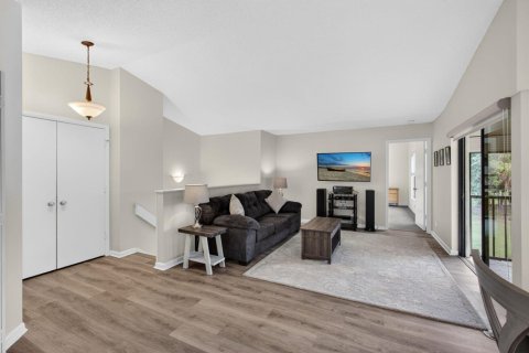 Condo in Palm City, Florida, 2 bedrooms № 2184933 - photo 2