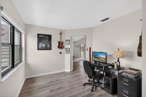 Condo in Palm City, Florida, 2 bedrooms № 2184933 - photo 22