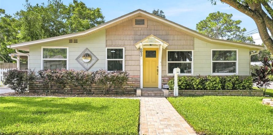 House in New Port Richey, Florida 2 bedrooms, 92.53 sq.m. № 2325028