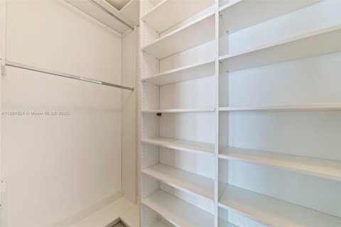 Condo in Miami, Florida, 2 bedrooms  № 1888963 - photo 8