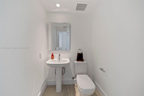 Condo in Miami, Florida, 2 bedrooms  № 1888963 - photo 17