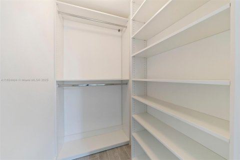 Condo in Miami, Florida, 2 bedrooms  № 1888963 - photo 12