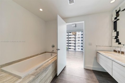 Condo in Miami, Florida, 2 bedrooms  № 1888963 - photo 10