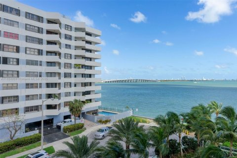 Condo in Miami, Florida, 2 bedrooms  № 1888963 - photo 1
