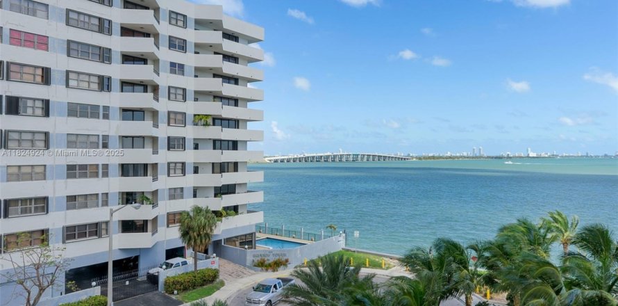 Condo in Miami, Florida, 2 bedrooms  № 1888963