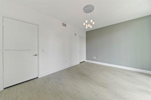 Condo in Miami, Florida, 2 bedrooms  № 1888963 - photo 13