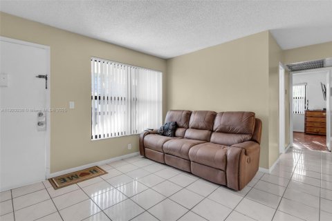 Condo in Miami, Florida, 2 bedrooms  № 1975183 - photo 5