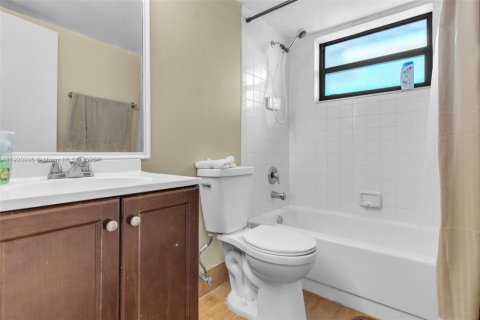 Condo in Miami, Florida, 2 bedrooms  № 1975183 - photo 13